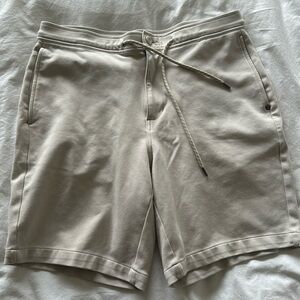 Vuori Shorts 33”
